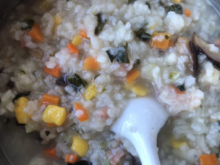 13、蔬菜海参粥,大火煮开后转小火慢慢煮,时不时用勺子搅拌一下以防糊底。