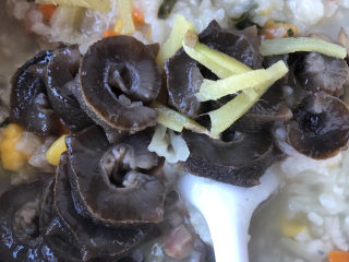 14、蔬菜海参粥,差不多米粒开花后,加入海参片,搅拌均匀继续再小火慢煮,差不多10分钟左右即可。