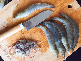 2、白灼大虾,切去虾须虾脑脚