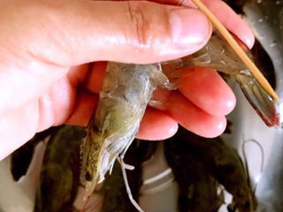 3、白灼大虾,挑出虾线
