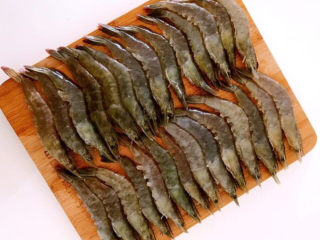 4、白灼大虾,把所有的鲜虾都处理好