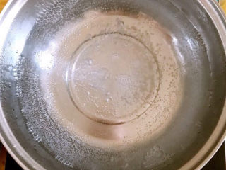 5、白灼大虾,锅里加入冷水烧开