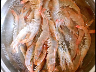 6、白灼大虾,加入鲜虾