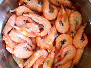 7、白灼大虾,加入精盐