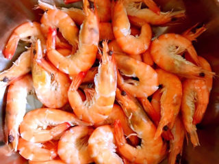 9、白灼大虾,煮至大虾变红，水开后5分钟左右即可