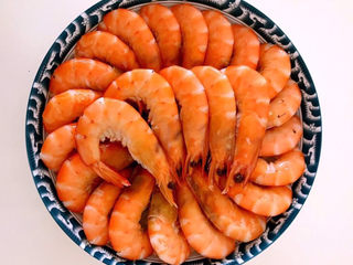 10、白灼大虾,把煮好的大虾捞出来