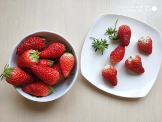 2、????缤纷元气早餐????～～酸奶蜂蜜鲜果麦片,草莓去蒂稍稍浸泡后清洗干净。