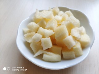 5、????缤纷元气早餐????～～酸奶蜂蜜鲜果麦片,切成小丁。