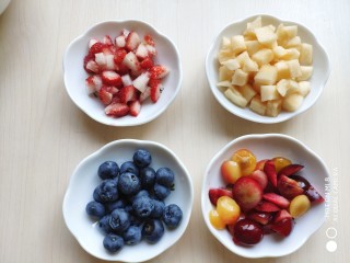7、????缤纷元气早餐????～～酸奶蜂蜜鲜果麦片,水果选择自己爱吃的，不一定要和我的一样，放多放少也是自己说了算。