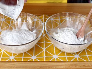 2、双色蔓越莓发糕,分别倒入40g普通面粉，搅拌均匀