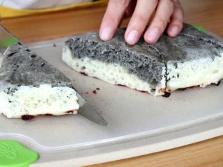 5、双色蔓越莓发糕,切块即可给宝宝享用了