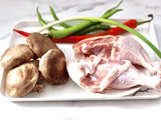 1、香菇蒸鸡块,首先备齐所有的食材。