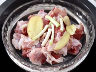 5、香菇蒸鸡块,再放入姜片。