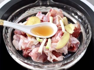 6、香菇蒸鸡块,倒入料酒。