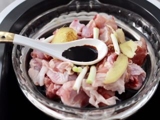 8、香菇蒸鸡块,加入老抽。