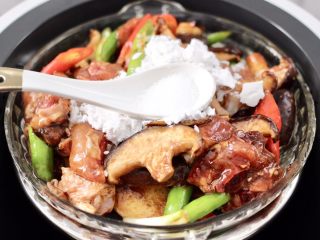 14、香菇蒸鸡块,加入盐调味。