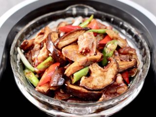 15、香菇蒸鸡块,所有的食材调料混合拌匀腌制半小时。