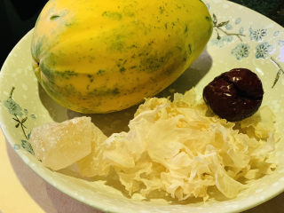1、木瓜炖银耳,准备所有需要的食材
