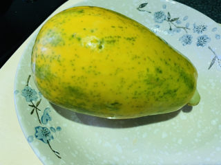 2、木瓜炖银耳,木瓜洗净