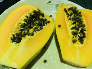 3、木瓜炖银耳,将木瓜切两瓣