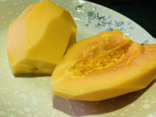 4、木瓜炖银耳,挖出木瓜籽