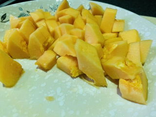 5、木瓜炖银耳,将木瓜切小块