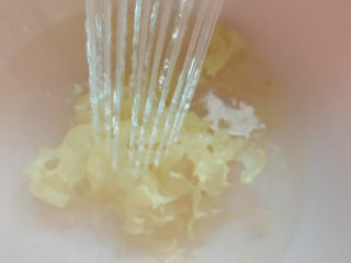 6、木瓜炖银耳,银耳用清水，洗净