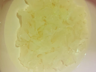 7、木瓜炖银耳,用温水，将银耳泡发