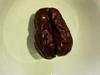 8、木瓜炖银耳,红枣很大个，所以就放一个