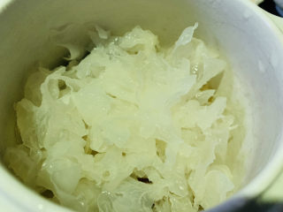 11、木瓜炖银耳,泡发好的银耳也加入炖锅