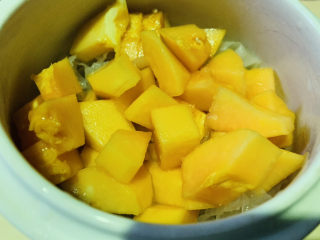 12、木瓜炖银耳,再加入木瓜