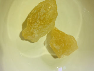 9、木瓜炖银耳,冰糖放入炖锅