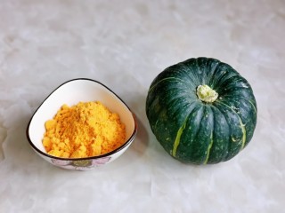 2、蛋黄南瓜,准备食材，我选用的是咸蛋黄调味料，用少量水化开即可，即使厨房小白也轻松操作。
