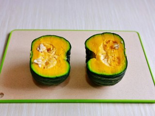 3、蛋黄南瓜,首先将南瓜洗干净对半切开。