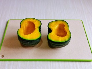 5、蛋黄南瓜,两个全部挖空，去皮。