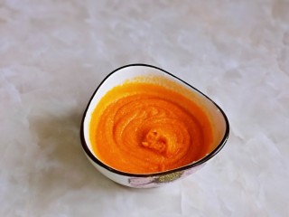 7、蛋黄南瓜,咸蛋黄调味料加入少许纯净水化开，放旁边备用，