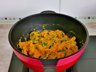 11、蛋黄南瓜,再倒入南瓜，小火翻炒2分钟即可出锅。