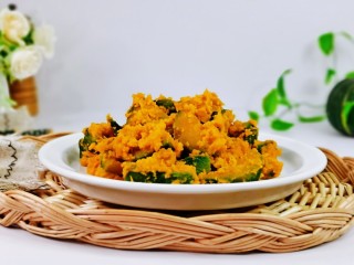 12、蛋黄南瓜,盛出装盘，即可食用。