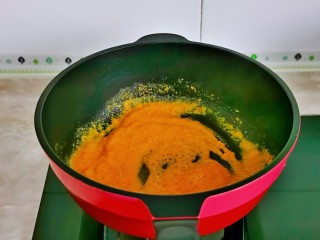 10、蛋黄南瓜,锅中加入食用油，再倒入调好的蛋黄酱，按个人口味加入盐，小火煸炒。