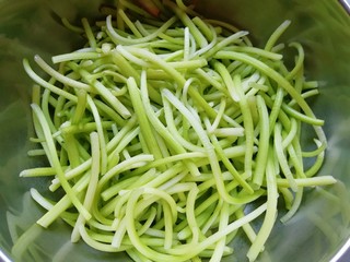 1、清炒茼蒿杆,茼蒿杆摘去老根部分掰成段。