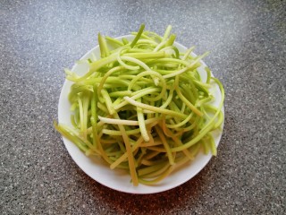 2、清炒茼蒿杆,清洗干净沥干水分。