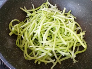 5、清炒茼蒿杆,下入茼蒿杆。