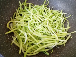 6、清炒茼蒿杆,翻炒至茼蒿杆变色变软。