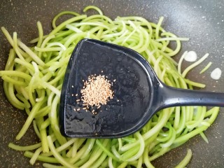 8、清炒茼蒿杆,放原味鲜翻炒均匀。