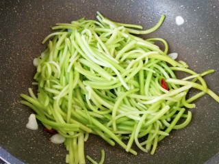 9、清炒茼蒿杆,关火出锅。