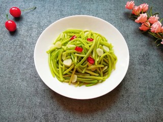 10、清炒茼蒿杆,装盘。