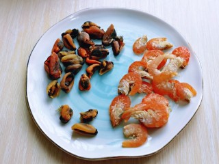 1、荷兰豆炒虾仁,首先海虹肉与虾仁清理干净。