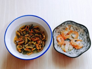 2、荷兰豆炒虾仁,用水冲洗，再用清水泡软。