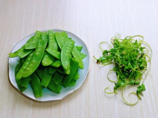 3、荷兰豆炒虾仁,荷兰豆去根去尖。