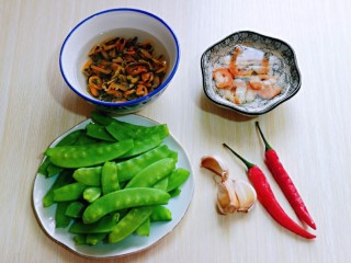 4、荷兰豆炒虾仁,准备好所有食材。